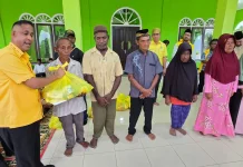 Golkar Papua Barat Berbagi Sembako di Teluk Bintuni