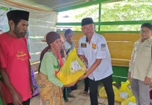 HIPMI Papua Barat Bagikan Sembako Gratis