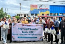 OJK Papua Barat Berbagi Takjil dan Edukasi Keuangan pada Bulan Ramadan