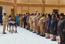 Gubernur Dominggus Mandacan Lantik 33 Pejabat Pemprov Papua Barat