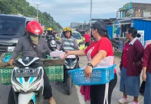 Perawat Teluk Bintuni Berbagi Takjil dan Buka Bersama