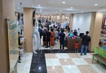 Menjelang Idul Fitri, Penjualan Busana Muslim di Toko Busana Meningkat
