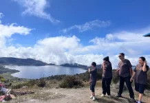 Warga Manokwari Manfaatkan Libur Lebaran dengan Berwisata ke Puncak Kobrey