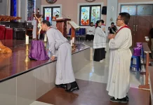 Makna Cium Salib dalam Ibadah Jumat Agung, Umat Diajak Menghayati Pengorbanan