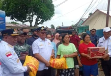 Bupati Hermus Indou Serahkan Bantuan untuk Korban Banjir Kali Wosi