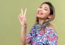 Alasan di Balik Fenomena Pose "Peace" yang Tak Pernah Mati