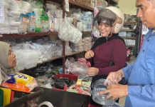 Harga Plastik Naik Tajam, Pedagang Bintuni Kelimpungan Modal