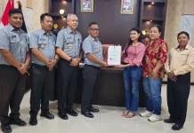 Kanwil Kemenkum Papua Barat Serahkan SK WNI kepada ABG