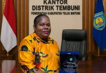 Distrik Tembuni Terima Penghargaan dari Pemkab Teluk Bintuni