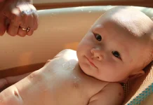 Waktu yang tepat memandikan bayi di sore hari