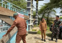 Bupati Bintuni Buka Palang Kantor Perpustakaan setelah Dua Minggu