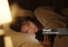 Bahaya Bermain HP Sambil Tidur Bagi Kesehatan