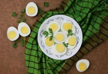 Telur rebus berwarna hijau apa aman dimakan?