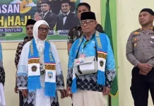 Pasangan Lansia Teluk Bintuni Semangat Tunaikan Ibadah Haji