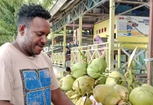 Segarnya Rezeki dari Gerobak Kelapa Muda