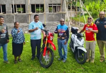 Gubernur Pabar Serahkan Motor Operasional untuk Pelayanan GKI Hatam Moile Meach
