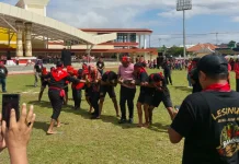 Atraksi Bambu Gila Pukau Warga di HUT Pattimura ke-209 di Manokwari