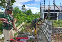 Satgas TMMD dan Warga Gotong Royong Bangun Bak Air Bersih di Kampung Tanah Rubu