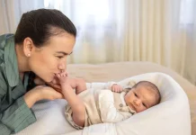 Cara bermain dengan bayi baru lahir untuk dukung tumbuh kembangnya