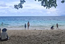 Pantai Pasir Putih Manokwari Ramai Dikunjungi Warga saat Akhir Pekan