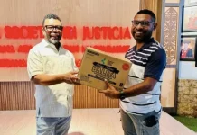 Filep Wamafma Serahkan Ribuan Bantuan Makanan Bergizi untuk Dukung Papua Sehat