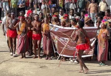 Ribuan Warga Meriahkan Parade Budaya jelang HUT Teluk Bintuni