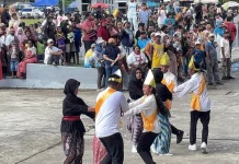 KKMU Meriahkan Parade Budaya HUT Teluk Bintuni Ke-23