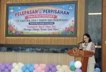 Ketua Yayasan Apresiasi Peran Guru dan Orang Tua di TK Kartika XXII-1