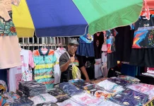Meriahkan Pesparawi Pedagang Siapkan Kaos Berbagai Ukuran