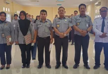 Kemenkum Papua Barat Anugerahkan Penghargaan Pegawai Teladan Triwulan II