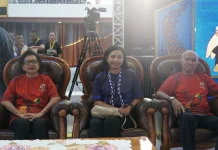 Ketua Persit KCK Daerah XVIII/Kasuari dan Prajurit Kodam Kasuari Tebar Semangat