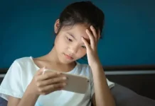 Main HP Bisa Picu Sakit Kepala