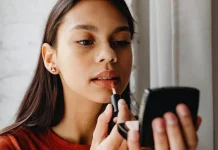 Penjelasan mengapa warna bibir bisa menjadi lebih gelap?