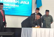 Yohanis Manibuy Lantik Ida Bagus Putu Suratna Jadi Pj Sekda