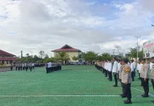 Kapolres Teluk Bintuni Tekankan Disiplin dan Pelayanan Prima di Apel