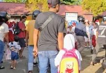 Ayah di Manokwari Dukung Gerakan Antar Anak di Hari Pertama Sekolah