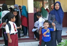 Hari Pertama Sekolah, Ratusan Orang Tua Antar Anak ke SD Inpres 16 Arfai