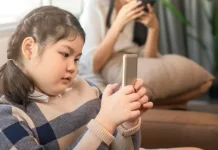 Memahami Dampak Sosial Media bagi Perkembangan Anak