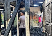 Polres Teluk Bintuni Kerahkan AWC Padamkan Kebakaran di Kampung Lama