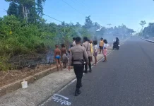 Polres Teluk Bintuni Sigap Padamkan Karhutla di Tuasai