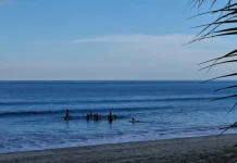 Manfaat Berendam Air Laut yang Jarang Diketahui Banyak Orang