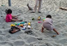 Tujuh Manfaat Anak Bermain Pasir Pantai Bagi Tumbuh Kembang