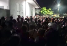 Warga Antusias Antar Jenazah Yanto Idorway ke RSUD Manokwari