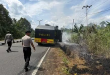 Jalan Tisay Terbakar Polisi Respons Cepat Padamkan Api