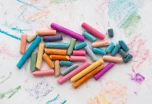 Ini Cara Menghilangkan Noda Krayon di Baju Sekolah Anak