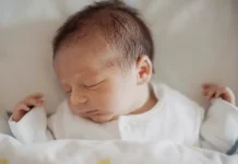 Apa Penyebab Rambut Bayi Tumbuh Tidak Rata?