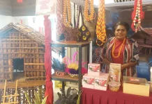 Perempuan Arfak Rajut Budaya Lewat Karya Lokal