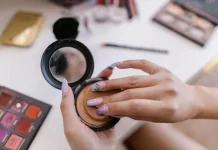 Ini Beberapa Kesalahan Memakai Bedak Membuat Kulit Kering