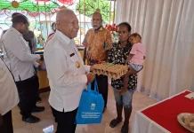 Gubernur Papua Barat Serahkan Bapok untuk Warga Kampung Susweni
