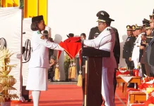 Wabup Joko Lingara Menjadi Irup Penurunan Bendera HUT ke-81 RI